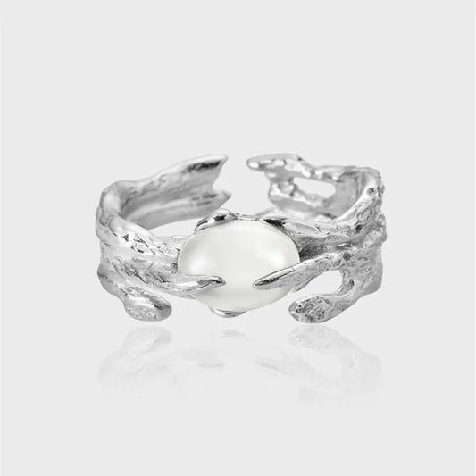 Ventfille Irregular White Agate Ring